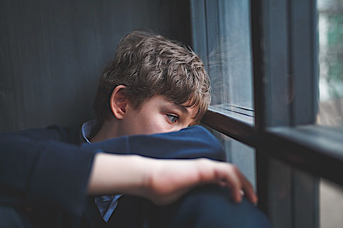 Distinguer « déprime » et « dépression » chez nos adolescents